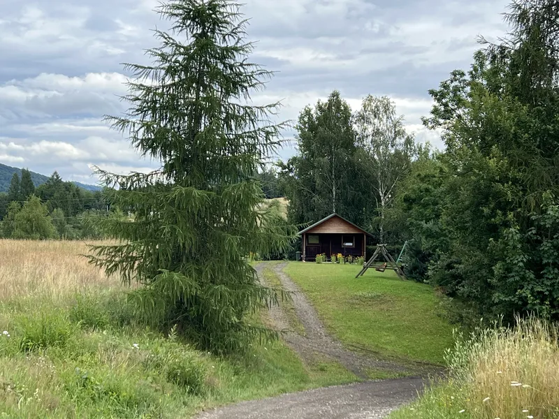 droga prowadząca do domku na polanie z widokiem na Bieszczady